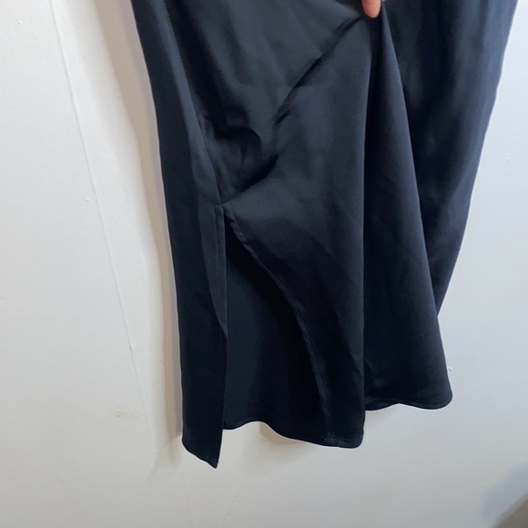 🎱NWT Beautiful Black V-Neck slip dress with slit up the side! - Picture 4 of 11